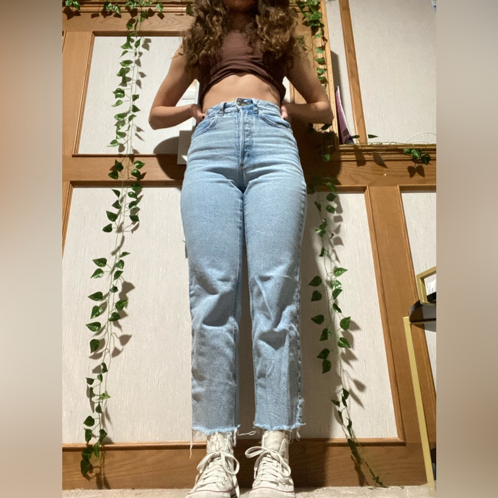 Straight leg Light wash dynamite Jeans (negotiable price)